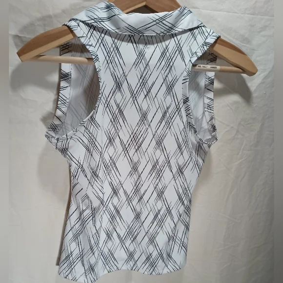 Woman's Callaway sleeveless golf shirt Medium in a cross scratch design ⛳🏌️‍♂️ - Picture 7 of 7